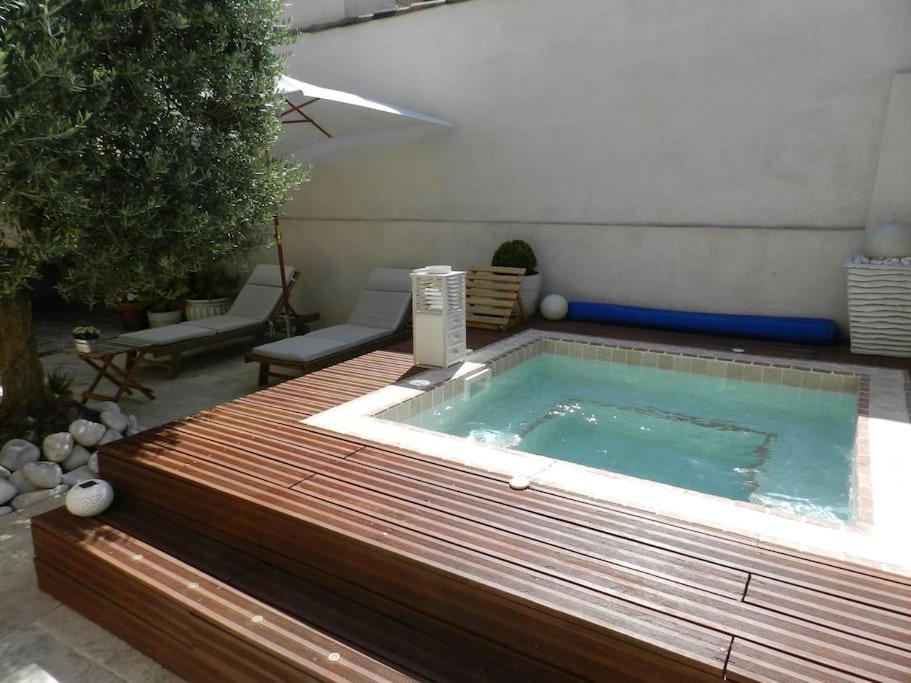 Le Maset Des Aires Avec Vue Sur Le Luberon Et Son Jacuzzi Exterieur Disponible De Juin A Mi-Septembre Maubec  외부 사진