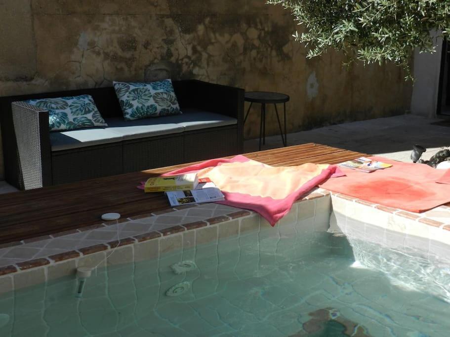 Le Maset Des Aires Avec Vue Sur Le Luberon Et Son Jacuzzi Exterieur Disponible De Juin A Mi-Septembre Maubec  외부 사진